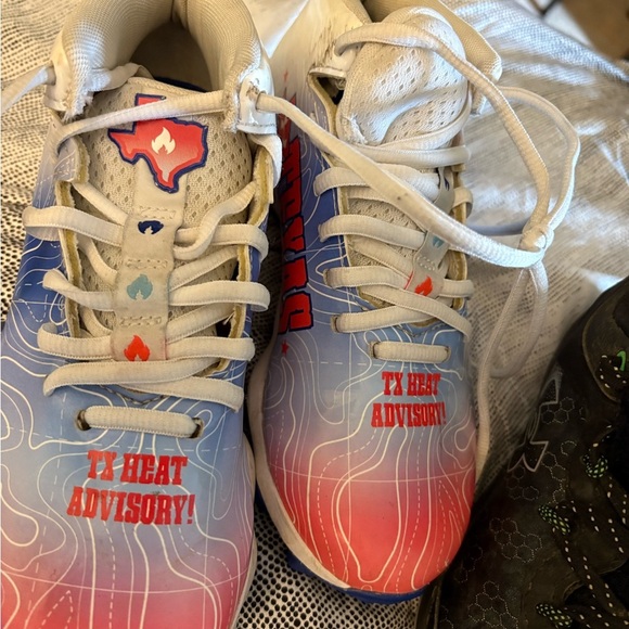 Pre-Loved Kids under Armor 
3.5 Y &  2.5 Y
2pair Colorful Cleats - Picture 10 of 12